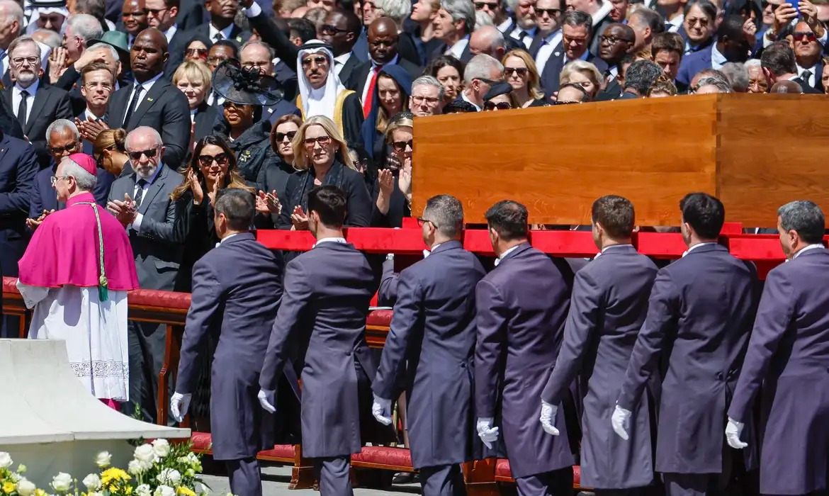 No Vaticano, Lula diz que papa fez história ao combater desigualdades