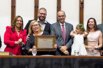 Hassan concede título de Cidadã Baiana a Stela Souza, presidente do Conselho Estadual de Secretários Municipais de Saúde da Bahia