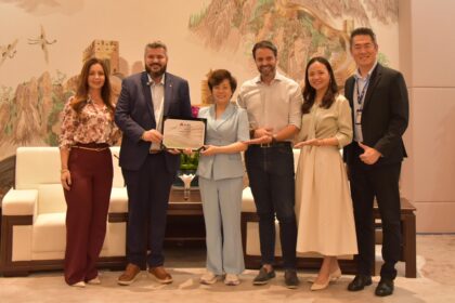 Na China, Júnior Muniz entrega título de Cidadã Baiana à CEO global da BYD, Stella Li
