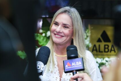 Ivana Bastos defende democracia e o direito à informação nos 80 anos do Sinjorba
