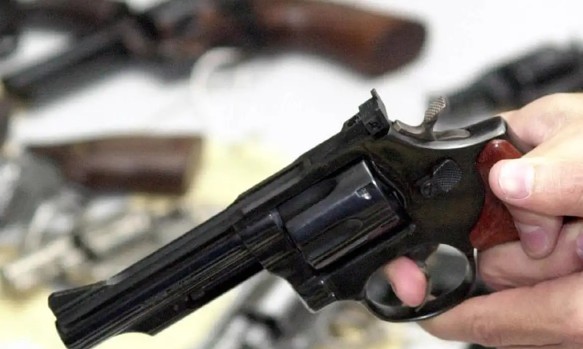 Oficiais de Justiça poderão ter porte de arma; projeto está em análise na Câmara