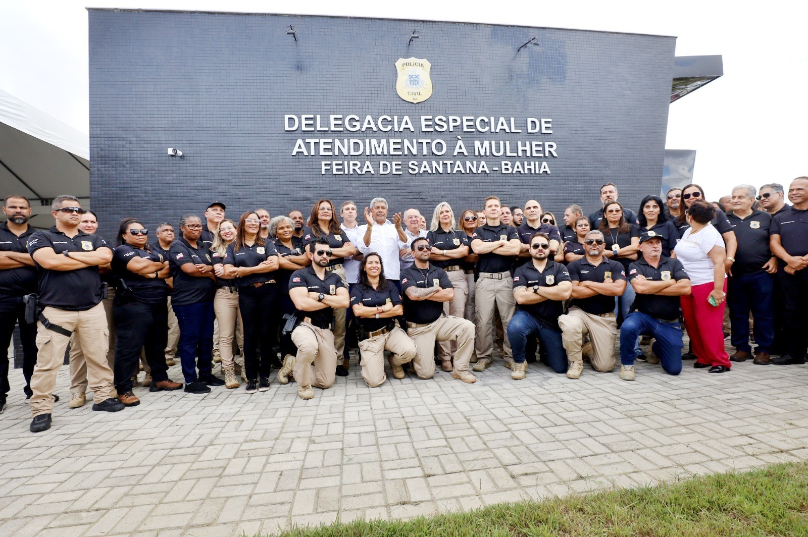Jerônimo Rodrigues inaugura DEAM em Feira de Santana e entrega 55 viaturas a Polícia Militar
