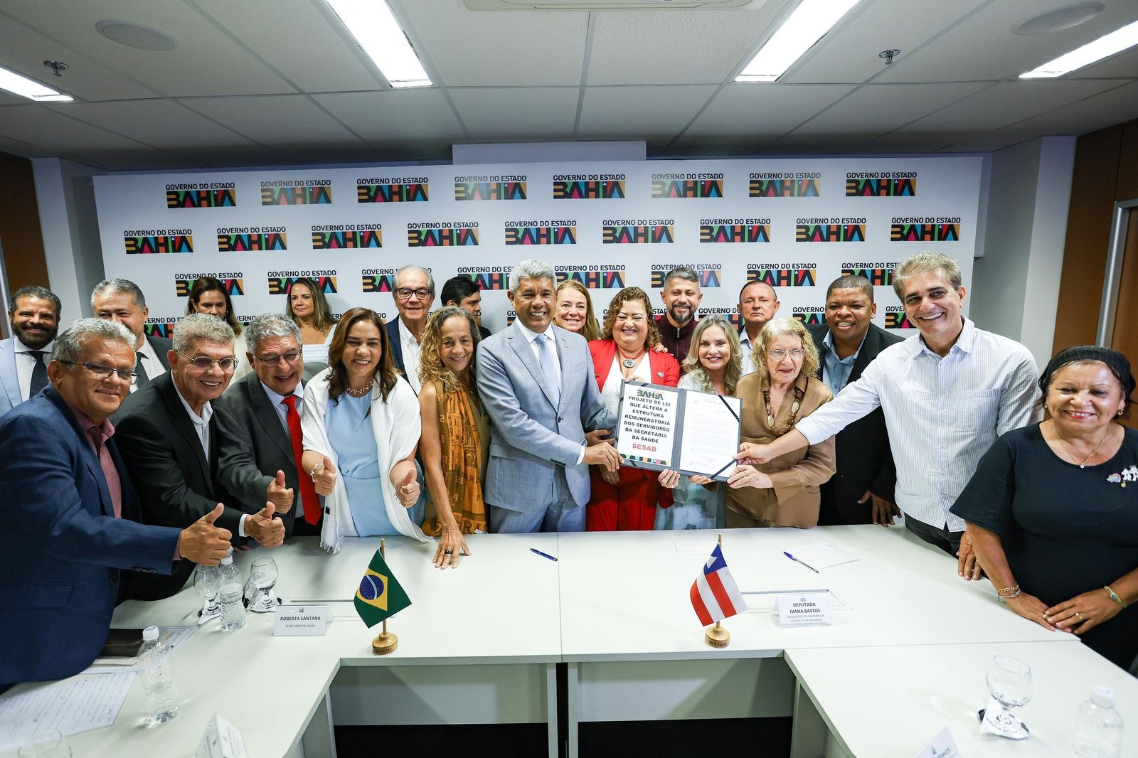 Ivana Bastos recebe projeto do Executivo e reforça papel da ALBA na valorização da saúde