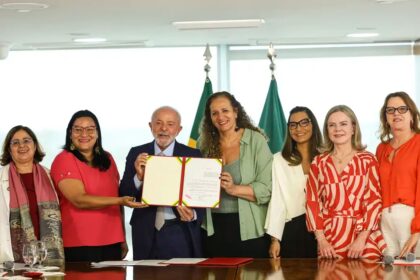 Lula sanciona leis para proteção de direitos das mulheres