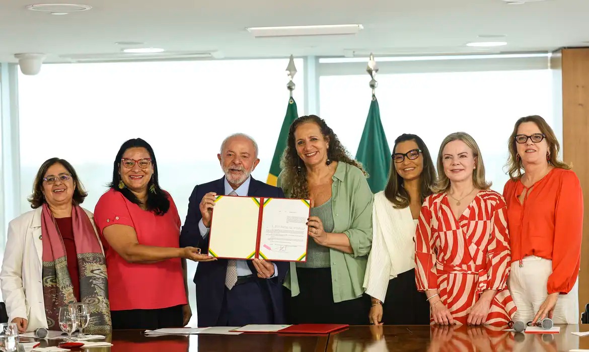 Lula sanciona leis para proteção de direitos das mulheres