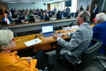 PEC do fim da reeleição para chefes do Executivo será votada em maio