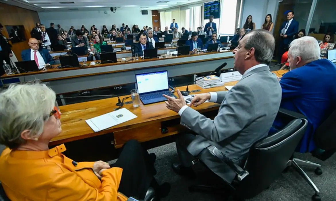 PEC do fim da reeleição para chefes do Executivo será votada em maio