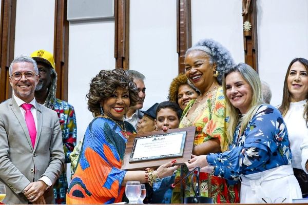 Cantora Alcione recebe título de Cidadã Baiana na Assembleia Legislativa