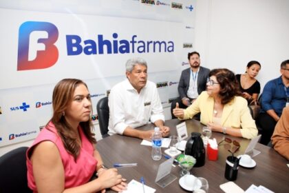 Jerônimo visita sede da Bahiafarma; estado vai avançar na produção de testes rápidos