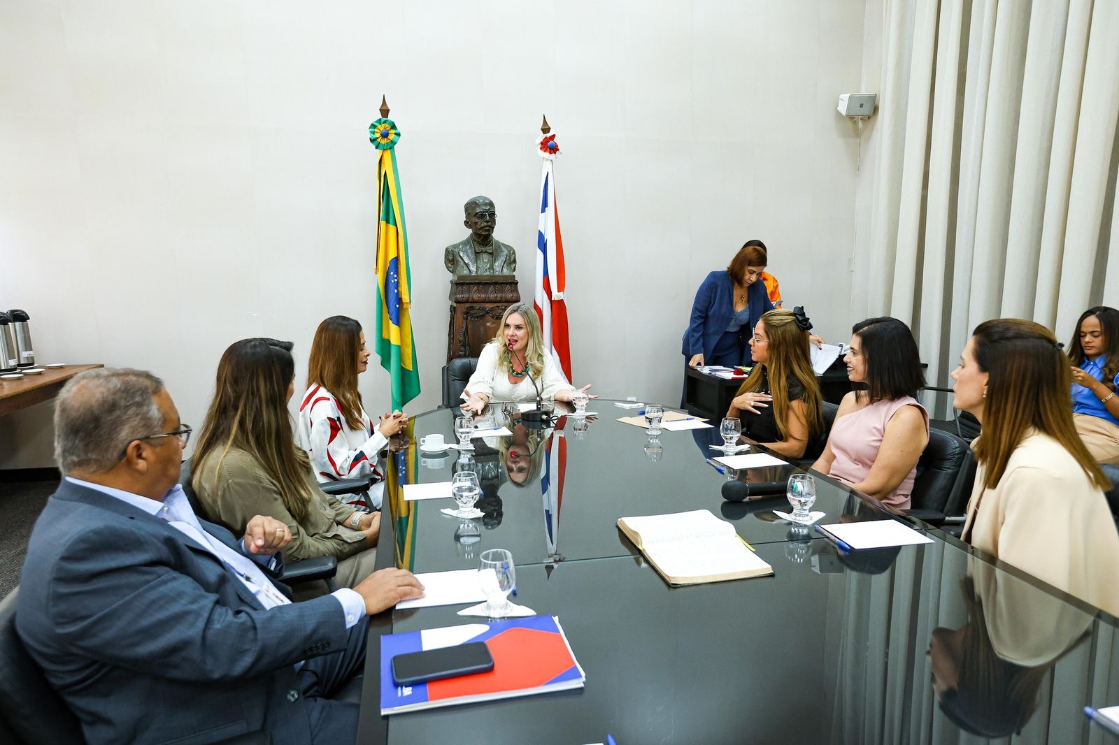 Ivana Bastos assina parcerias para instalação de Escolas do Legislativo nas 417 Câmaras Municipais da Bahia