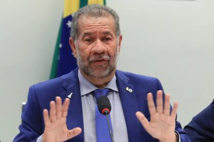 Carlos Lupi pede demissão do Ministério da Previdência em meio à escândalo de desvio bilionário no INSS