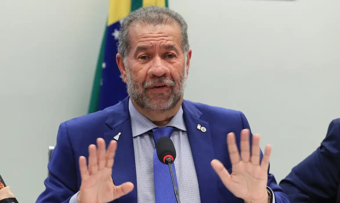 Carlos Lupi pede demissão do Ministério da Previdência em meio à escândalo de desvio bilionário no INSS