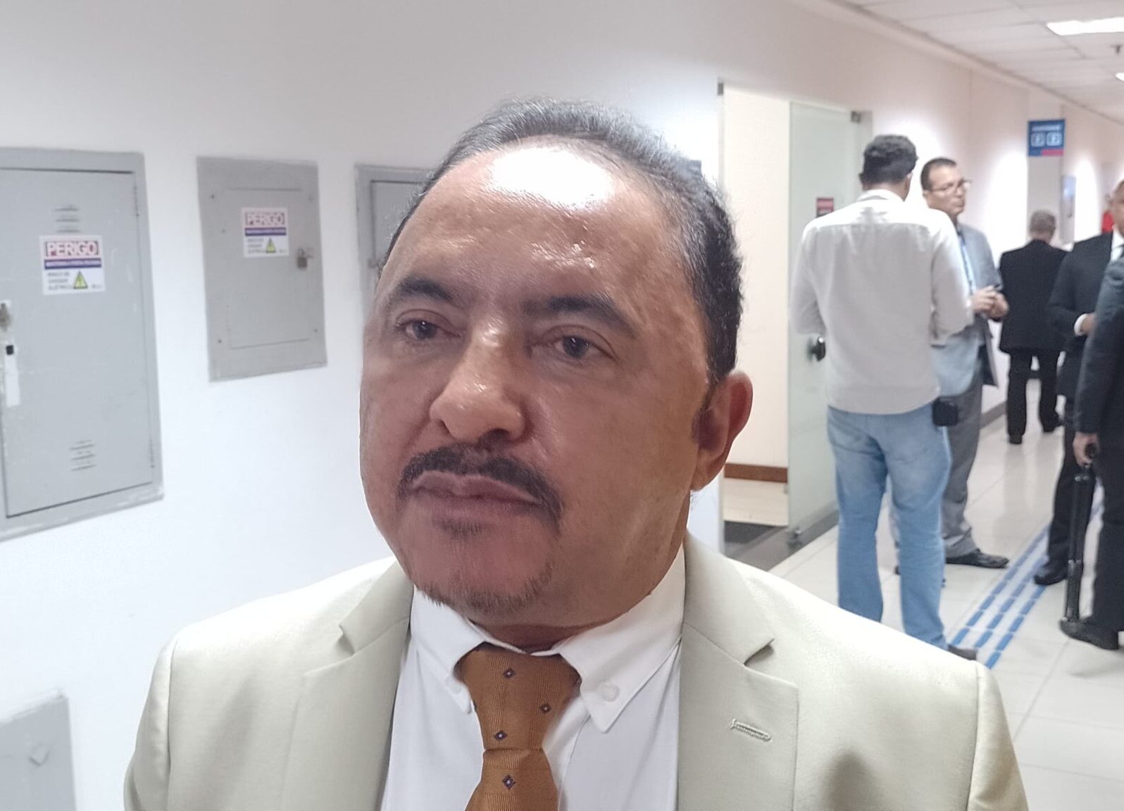 Rompimento do PDT com o governo Lula pode inviabilizar retorno do deputado Roberto Carlos ao partido
