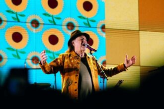 Alceu Valença emociona público no Largo do Pelourinho, com show lotado