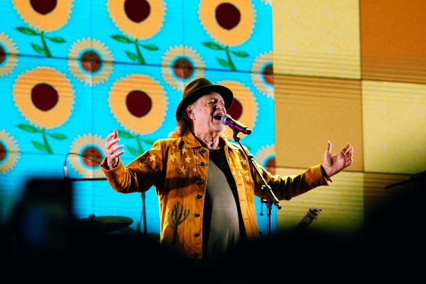 Alceu Valença emociona público no Largo do Pelourinho, com show lotado