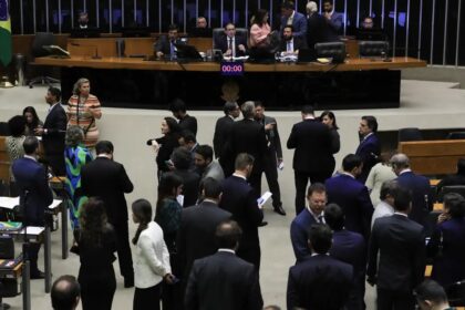 Governo ainda avalia se vai ao Supremo por IOF, diz AGU