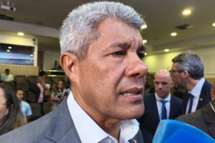 Jerônimo volta a ironizar ACM Neto após episódio com chapéu de vaqueiro