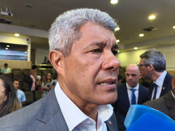 Jerônimo volta a ironizar ACM Neto após episódio com chapéu de vaqueiro