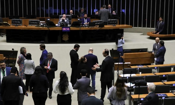 Plenário da Câmara repercute derrubada de decreto sobre IOF