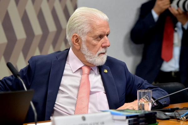 Emenda de Jaques Wagner que limita uso de Inteligência Artificial em campanhas é acatada pelo relator do Código Eleitoral