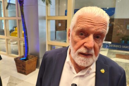 Jaques Wagner diz que articulação de Eduardo Bolsonaro com Trump é traição ao Brasil