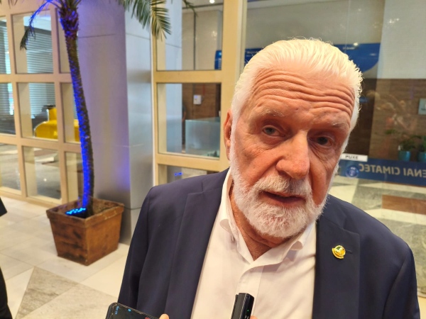 Jaques Wagner diz que articulação de Eduardo Bolsonaro com Trump é traição ao Brasil