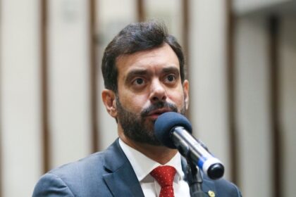 “O governador abre mão da sua responsabilidade pela segurança pública para virar jurado de dança”, afirma Tiago Correia