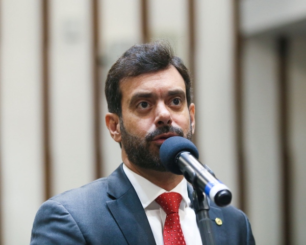 “O governador abre mão da sua responsabilidade pela segurança pública para virar jurado de dança”, afirma Tiago Correia