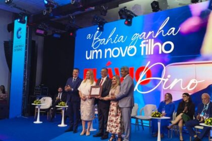 Ministro do STF Flávio Dino recebe título de Cidadão Baiano durante comemoração pelos 110 anos do TCE