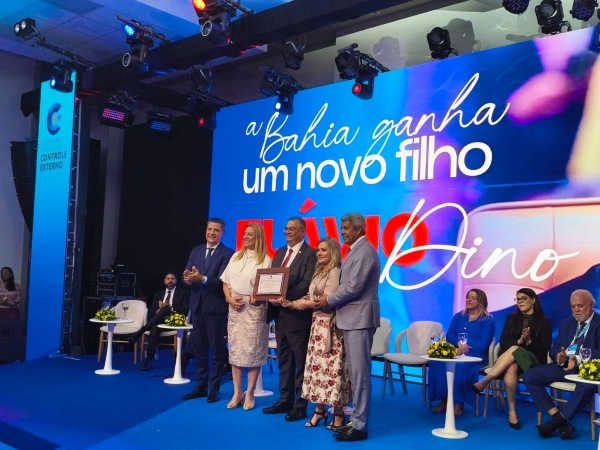 Ministro do STF Flávio Dino recebe título de Cidadão Baiano durante comemoração pelos 110 anos do TCE