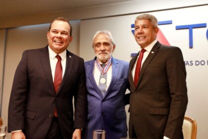 Jerônimo Rodrigues prestigia entrega de medalha ao mérito na sessão de aposentadoria do conselheiro Antônio Honorato