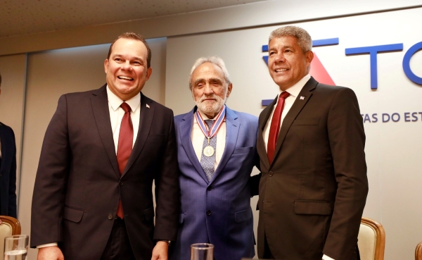 Jerônimo Rodrigues prestigia entrega de medalha ao mérito na sessão de aposentadoria do conselheiro Antônio Honorato