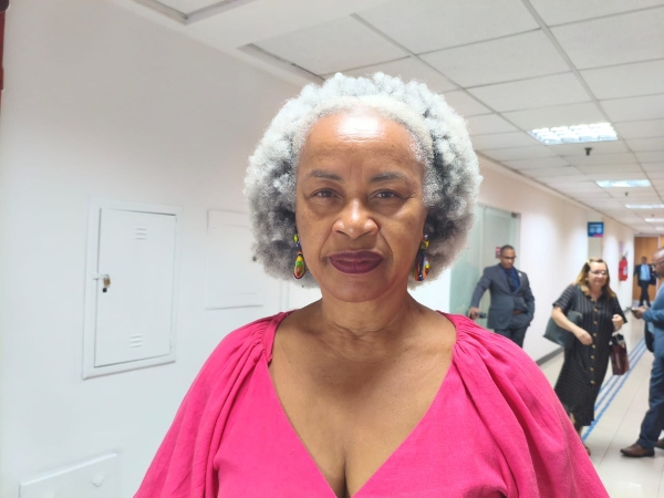 Após mais um embate público, Olívia Santana processa Diego Castro por violência política e de gênero