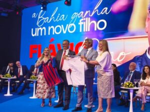 Ministro do STF Flávio Dino recebe título de Cidadão Baiano durante comemoração pelos 110 anos do TCE