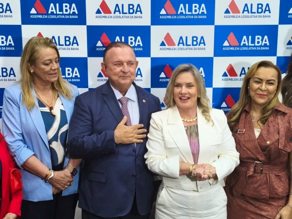 Ivana Bastos celebra prêmio Assembleia Cidadã concedido pela Unale