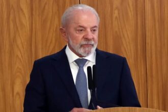 Homem que se respeita não rasteja para outro, diz Lula sobre não ligar para Trump