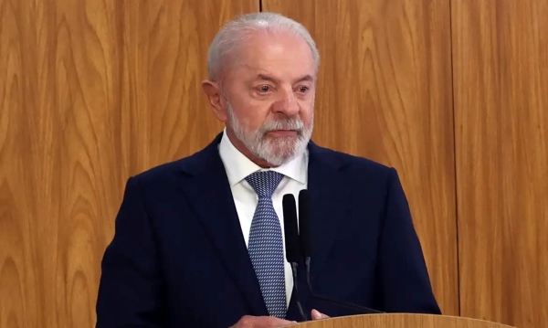 Homem que se respeita não rasteja para outro, diz Lula sobre não ligar para Trump