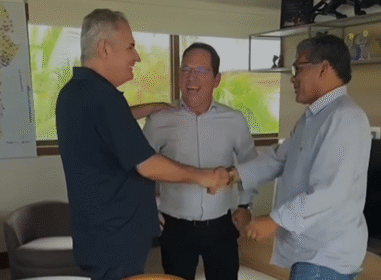 Prefeito de Muniz Ferreira se reúne com senador Angelo Coronel, em Salvador