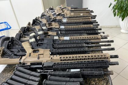 Caseiro é preso com 22 fuzis e tabletes de cocaína em sítio em Vila de Abrantes