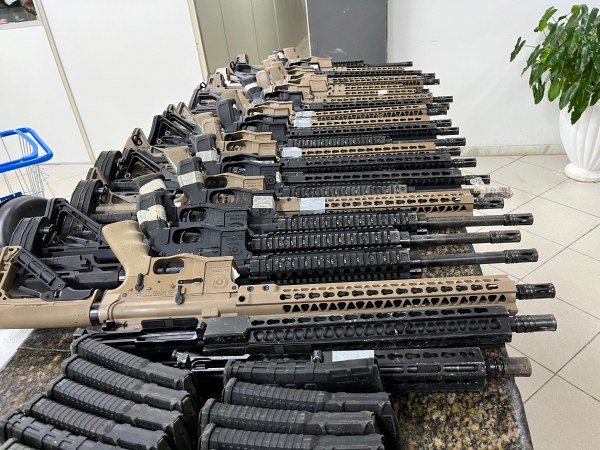 Caseiro é preso com 22 fuzis e tabletes de cocaína em sítio em Vila de Abrantes