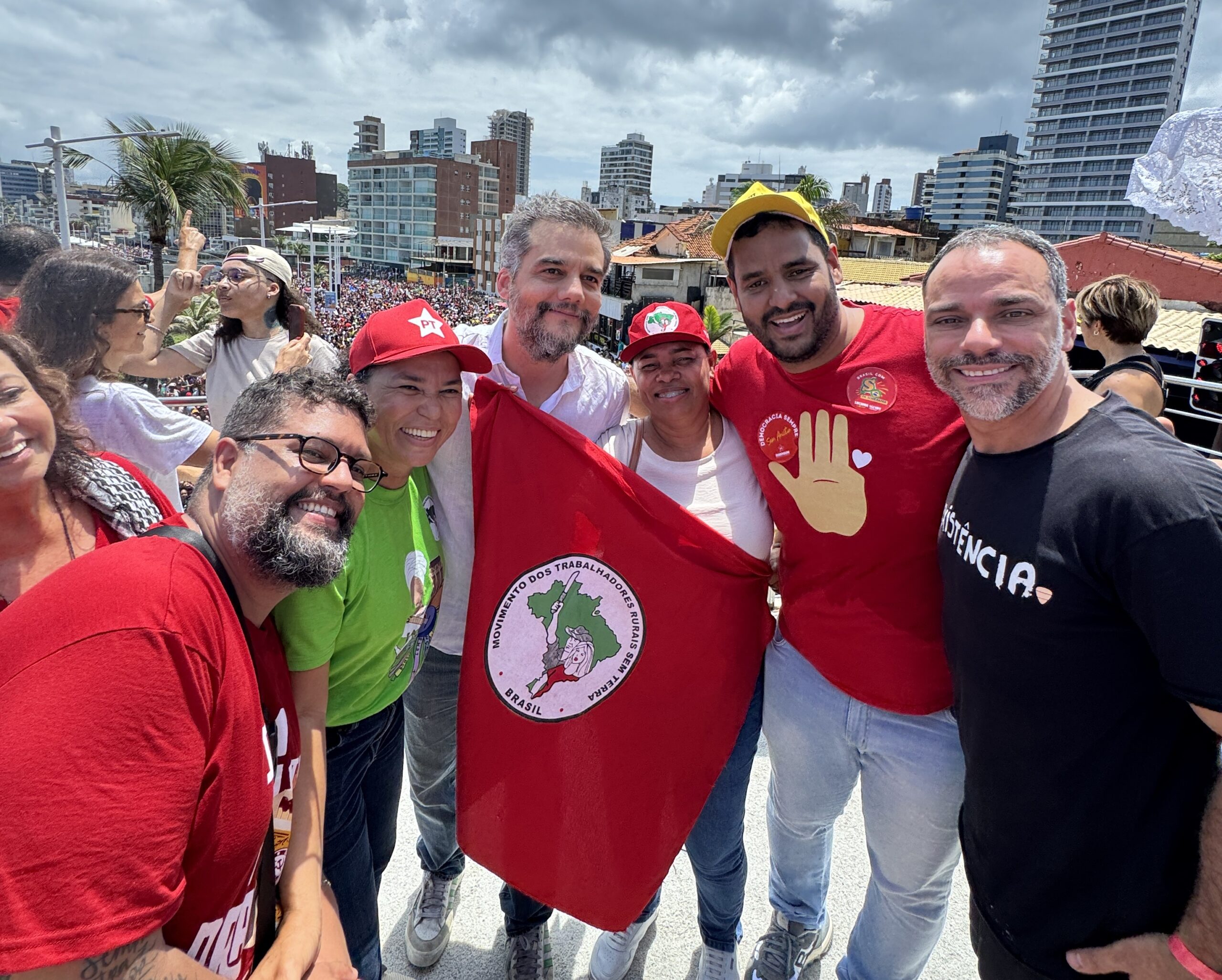 Ato contra a PEC da blindagem reúne milhares de pessoas em Salvador