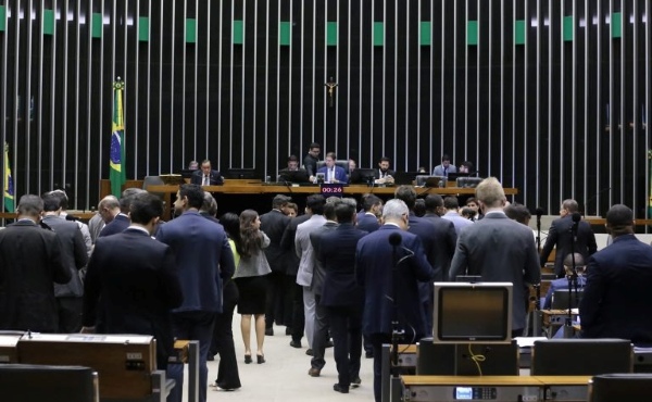 Câmara aprova projeto que proíbe cobrança para sindicatos na folha de aposentados do INSS