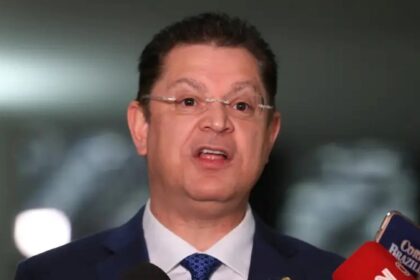 Líder do PL propõe anistia para Bolsonaro concorrer em 2026 e perdão desde inquérito das fake news