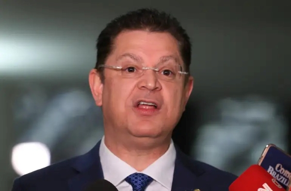 Líder do PL propõe anistia para Bolsonaro concorrer em 2026 e perdão desde inquérito das fake news