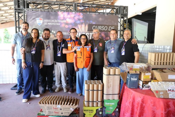 A Defesa Civil de Salvador (Codesal) está participando do curso de formação em Blaster Pirotécnico, promovido pela Associação Baiana de Pirotecnia, na AABB, até o próximo sábado (13). A capacitação reúne profissionais de diferentes áreas ligadas a realização de shows pirotécnicos e tem como objetivo ampliar a segurança nas queimas de fogos. O curso é ministrado por professores com vasta experiência no setor e aborda conteúdos teóricos e práticos, incluindo provas de capacitação e a montagem de artefato pirotécnico, que permite aos alunos aplicar os conhecimentos adquiridos. O diretor-geral da Codesal, Sosthenes Macêdo, ressaltou a relevância da capacitação para o setor: "O evento reforça a importância da formação contínua e da colaboração da Defesa Civil de Salvador para a segurança da população e o fortalecimento sustentável e profissionalizado do mercado de entretenimento." De acordo com a subcoordenadora de Áreas de Risco da Codesal, a engenheira Rita Jane Moraes, a iniciativa é estratégica para a atuação do órgão: "É importante conhecer as técnicas de pirotecnia e entender como os artifícios são montados, já que a Codesal é responsável por realizar a varredura das áreas de shows e dos locais onde ocorrem as queimas de fogos", destacou. Segundo os organizadores do curso, "a iniciativa fortalece o compromisso da Associação Baiana de Pirotecnia com a profissionalização do segmento, estimulando a inovação, a segurança e a expansão organizada da atividade no Brasil."