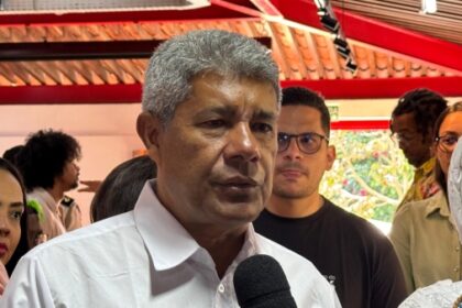 Jerônimo provoca ACM Neto e critica apoio à anistia de Bolsonaro: “Saiu do armário”