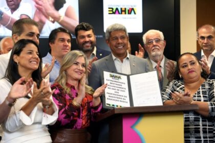 Jerônimo envia à Alba projeto de lei que concede abono extraordinário para professores