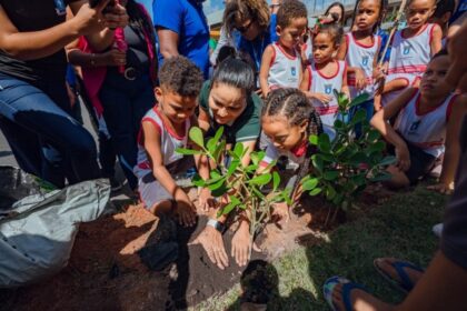 Débora Regis inicia Plano de Arborização e lamenta abandono da gestão passada