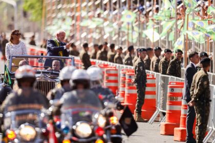 Lula e ministros acompanham desfile; público entoa "sem anistia"