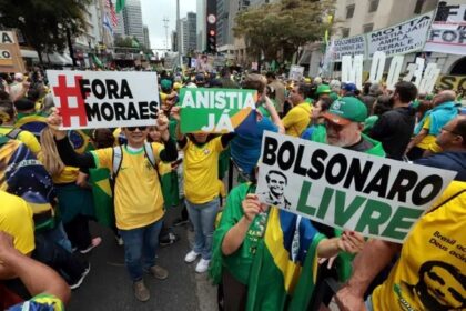 Ato pró-Bolsonaro une governadores e parlamentares de direita em SP